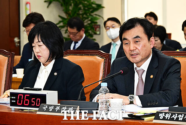 미국-이란 전쟁에 관련된 질의에 답변하는 안규백 국방부 장관.