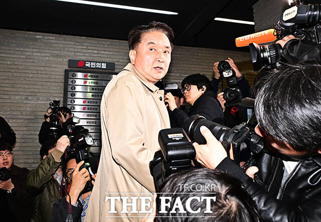 김영환 충북도지사가 17일 오전 서울 여의도 국민의힘 중앙당사에서 컷오프(공천 배제) 관련 입장을 밝히고 있다. /배정한 기자
