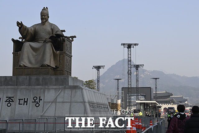 세종대왕상 뒤로 가설 무대와 경복궁의 모습이 보이고 있다.