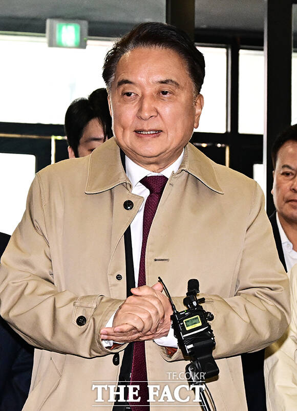 김영환 충북도지사가 17일 오전 서울 여의도 국민의힘 중앙당사에서 컷오프(공천 배제) 관련 입장을 밝히고 있다. /배정한 기자