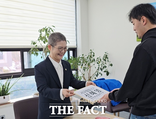 신혜영 대전시 서구의회 의원(더불어민주당, 대전시당 여성위원장, 왼쪽)이 16일 서구선거관리위원회에서 제9회 전국동시지방선거 서구청장 예비후보로 등록하고 본격적인 행보에 돌입했다. /신혜영 예비후보