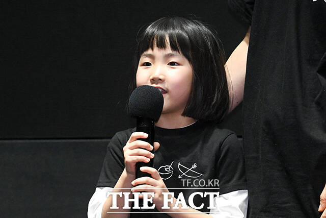 배우 박지훈이 17일 오후 서울 강남구 메가박스 코엑스에서 열린 영화 ‘왕과 사는 남자’ 무대인사에 참석해 한복을 입은 어린이와 포즈를 취하고 있다.