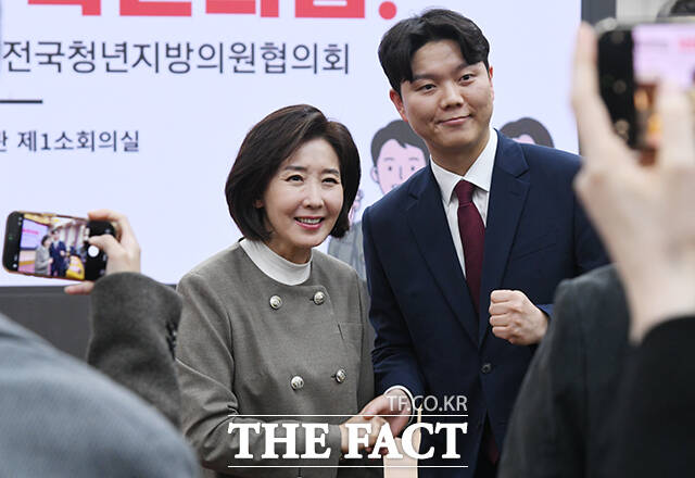 당 소속 청년 정치인과 기념사진 촬여하는 나경원 국민의힘 의원(왼쪽).
