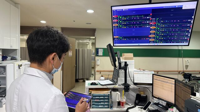 문산중앙병원 병동에서 간호사가 씽크(thynC) 시스템을 통해 환자 상태를 실시간으로 모니터링하고 있다. /대웅제약
