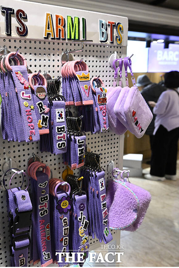 서울 종로구 교보문고 광화문점에 BTS 관련 소품이 진열돼 있다.