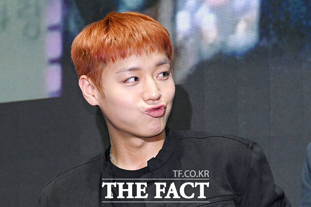 배우 박지훈(가운데)이 17일 오후 서울 강남구 메가박스 코엑스에서 열린 영화 ‘왕과 사는 남자’ 무대인사에 참석해 팬들을 향해 포즈를 취하고 있다. /서예원 기자