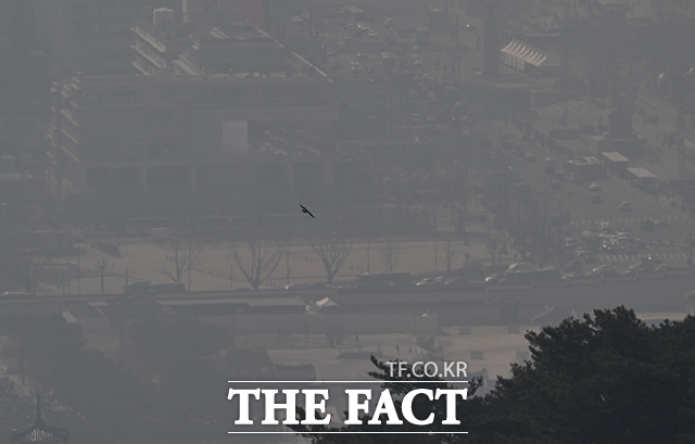 미세먼지 농도가 '나쁨' 수준을 보인 17일 오전 서울 종로구 북악산에서 바라본 서울 도심이 뿌옇게 보이고 있다. /박헌우 기자