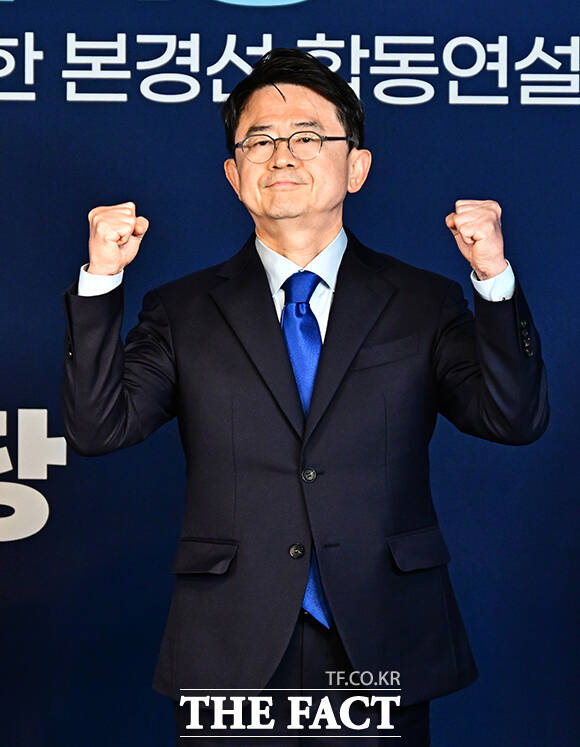 김상욱 더불어민주당 울산시장 예비후보와 소병훈 중앙당 선거관리위원장, 이선호 예비후보, 안재현 예비후보(왼쪽부터)가 17일 오후 서울 여의도 더불어민주당 중앙당사 당원존에서 열린 울산 광역단체장 본경선 후보자 합동연설회에 참석해 사진촬영을 하고 있다. /배정한 기자