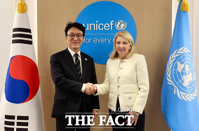 김민석 국무총리(왼쪽)가 16일(현지시간) 미국 뉴욕 유니세프 본부를 찾아 캐서린 러셀 유니세프 총재와 면담에 앞서 기념촬영을 하고 있다. /국무총리실