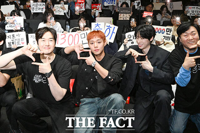 배우 박지훈(가운데)이 17일 오후 서울 강남구 메가박스 코엑스에서 열린 영화 ‘왕과 사는 남자’ 무대인사에 참석해 팬들을 향해 포즈를 취하고 있다. /서예원 기자