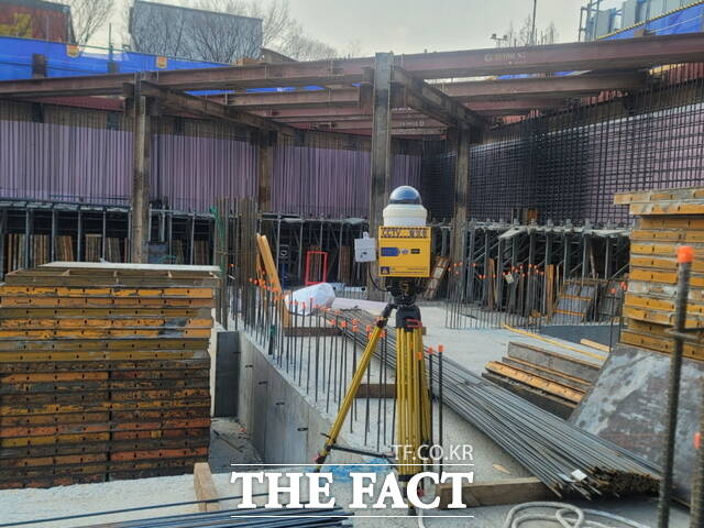 천안시 서북구문화원 신축 공사 현장에 설치된 이동식 지능형 CCTV 모습. /천안시