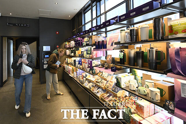 그룹 방탄소년단(BTS)의 컴백 공연을 앞둔 17일 오전 서울 종로구 스타벅스 광화문점에서 외국인 관광객들이 각종 소품을 살펴보고 있다. /송호영 기자