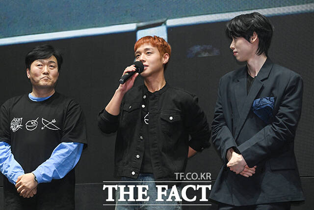 배우 박지훈이 17일 오후 서울 강남구 메가박스 코엑스에서 열린 영화 ‘왕과 사는 남자’ 무대인사에 참석해 한복을 입은 어린이와 포즈를 취하고 있다.