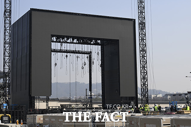 세종대왕상 뒤로 가설 무대와 경복궁의 모습이 보이고 있다.