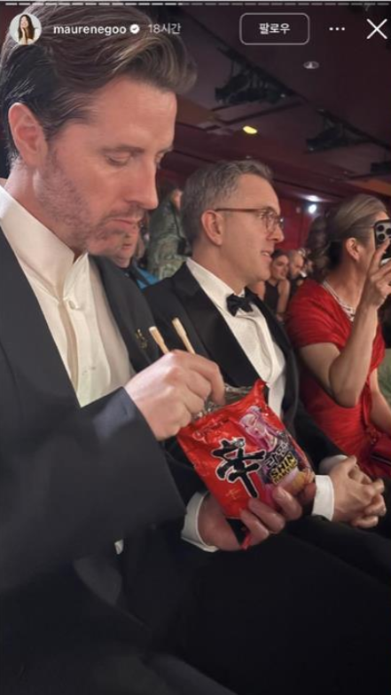 넷플릭스 콘텐츠 '케이팝 데몬 헌터스'가 제98회 미국 아카데미 시상식에서 2관왕에 오르면서 이를 공동 연출한 크리스 아펠한스 감독이 신라면을 먹는 장면도 화제되고 있다. /마렌 구 인스타그램