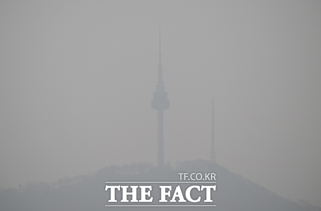 미세먼지 농도가 '나쁨' 수준을 보인 17일 오전 서울 종로구 북악산에서 바라본 서울 도심이 뿌옇게 보이고 있다. /박헌우 기자
