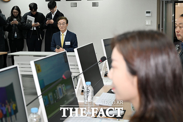 광역단체장 후보 면접에 참석해 발언하는 전재수 의원.