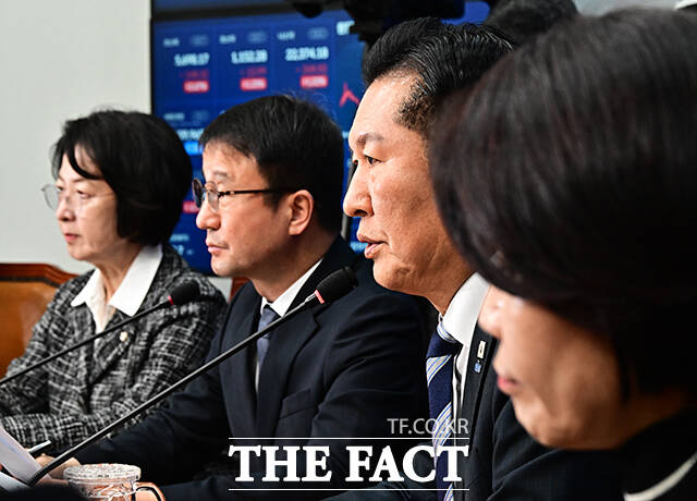 검찰개혁 관련 긴급 기자회견에서 발언하는 정청래 더불어민주당 대표.