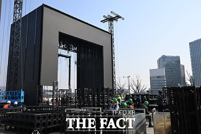 그룹 방탄소년단(BTS)의 광화문 콘서트를 나흘 앞둔 17일 오전 서울 종로구 광화문 앞으로 무대 설치가 진행되고 있다. /김성렬 기자