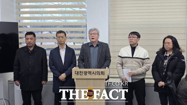 더불어민주당 대전시당 평당원협의회가 17일 대전시의회 기자실에서 기자회견을 열고 민경배 대전시의원의 복당을 비판하며 공정 경선과 당원 명부 관리 강화를 촉구하고 있다. /정예준 기자