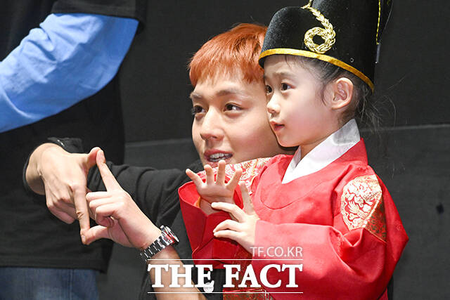 배우 박지훈이 17일 오후 서울 강남구 메가박스 코엑스에서 열린 영화 ‘왕과 사는 남자’ 무대인사에 참석해 한복을 입은 어린이와 포즈를 취하고 있다.