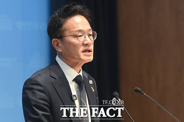 박주민 더불어민주당 서울시장 예비후보가 17일 오후 서울 여의도 국회 소통관에서 오세훈 서울시장 한강버스 관련 고발 기자회견을 하고 있다. /국회=박상민 기자