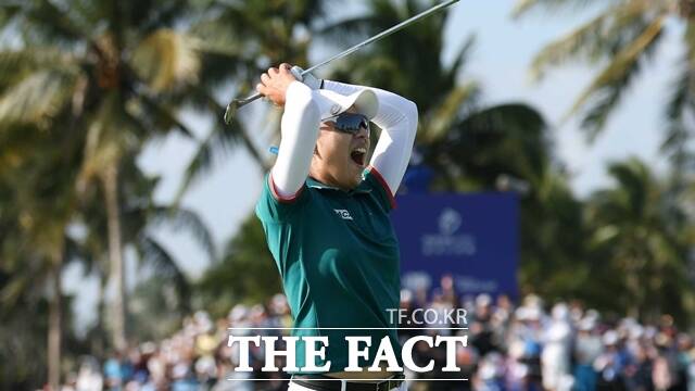 이미향이 블루베이LPGA 최종라운드 18번홀에서 세번째 샷을 핀에 바짝 붙인 뒤 우승을 확신하며 환호하고 있다./LPGA