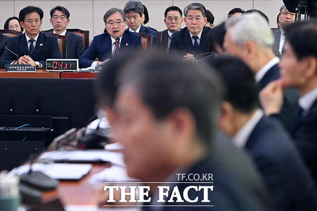 '중동 사태' 관련 긴급 현안질의. 의원 질의에 답하는 조현 외교부 장관.