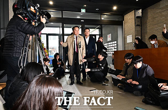 김영환 충북도지사가 17일 오전 서울 여의도 국민의힘 중앙당사에서 컷오프(공천 배제) 관련 입장을 밝히고 있다. /배정한 기자