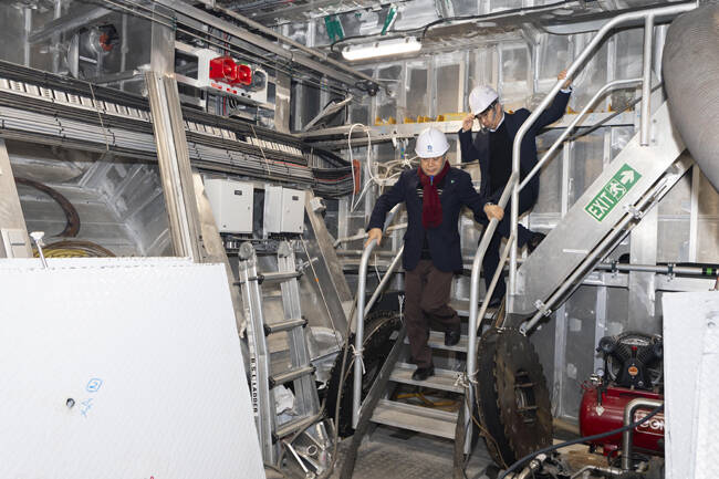 남한권 울릉군수가 엔진 고장으로 운항이 중단된 엘도라도 익스프레스호 수리 현장을 긴급 방문해 진행 상황을 점검했다. /울릉군