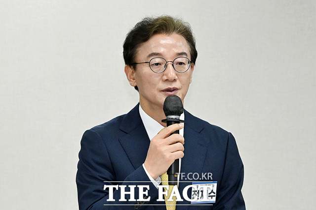 광역단체장 후보 면접에 참석해 발언하는 전재수 의원.