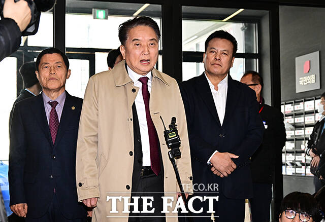 경찰이 지역 체육계 인사들로부터 돈봉투 수수 의혹 등을 받는 김영환 충북도지사에 대해 17일 구속영장을 신청했다. 김 지사가 이날 오전 서울 여의도 국민의힘 중앙당사에서 컷오프(공천 배제) 관련 입장을 밝히는 모습. /배정한 기자