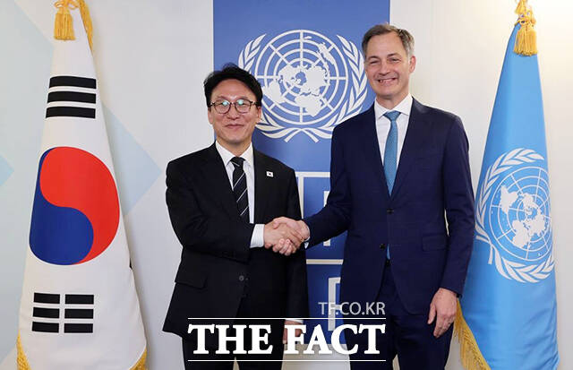 김민석 국무총리(왼쪽)가 16일(현지시간) 미국 뉴욕 유엔개발개획(UNDP)을 방문해 알렉산더 더크루 총재와 면담을 갖고 있다. /국무총리실