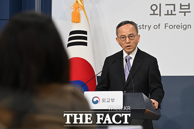 박일 외교부 대변인이 17일 오후 서울 종로구 외교부 청사에서 현안과 관련한 정례브리핑을 하고 있다. /김성렬 기자