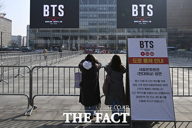 세종대왕상 뒤로 가설 무대와 경복궁의 모습이 보이고 있다.