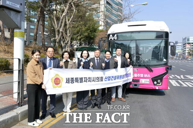 세종시의회 산업건설위원회가 16일 충청권 자율주행차 시범운행지구를 방문해 자율주행버스를 시승하고 단체 기념촬영을 하고 있다. /세종시의회