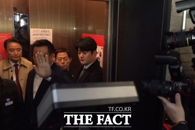 김영환 충북도지사가 17일 서울 여의도 국민의힘 당사에서 엘리베이터에 탑승하고 있다. /여의도=김민지 기자
