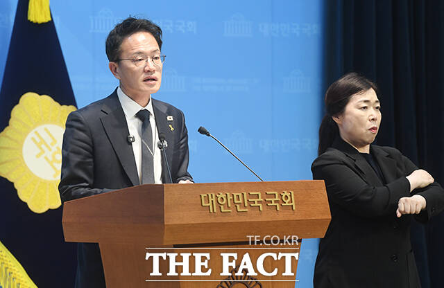 박주민 더불어민주당 서울시장 예비후보가 17일 오후 서울 여의도 국회 소통관에서 오세훈 서울시장 한강버스 관련 고발 기자회견을 하고 있다. /국회=박상민 기자