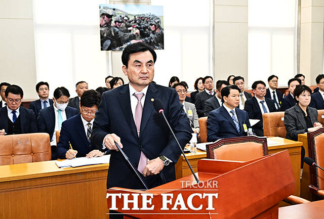 미국-이란 전쟁에 관련된 질의에 답변하는 안규백 국방부 장관.