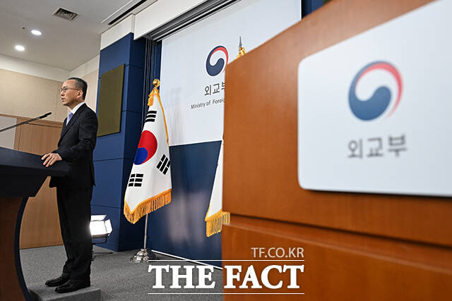 박일 외교부 대변인이 17일 오후 서울 종로구 외교부 청사에서 현안과 관련한 정례브리핑을 하고 있다. /김성렬 기자