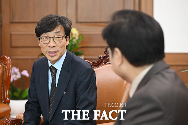 진실·화해를위한과거사정리위원회(진화위)가 17일 해외입양 및 집단수용시설 사건을 전담하는 조사3국 출범에 앞서 업무준비 태스크포스(TF)를 구성했다. 사진은 송상교 진화위원장의 모습. /남용희 기자