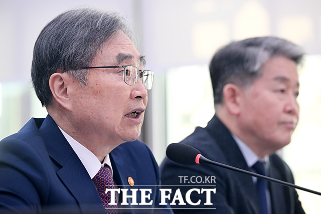 '중동 사태' 관련 긴급 현안질의. 의원 질의에 답하는 조현 외교부 장관.