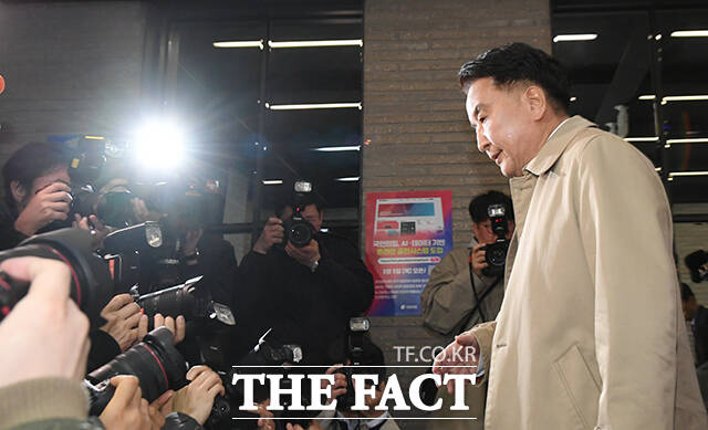 김영환 충북도지사가 17일 오전 서울 여의도 국민의힘 중앙당사에서 6·3 지방선거 컷오프(공천 배제) 관련 입장을 밝히고 있다. /박상민 기자