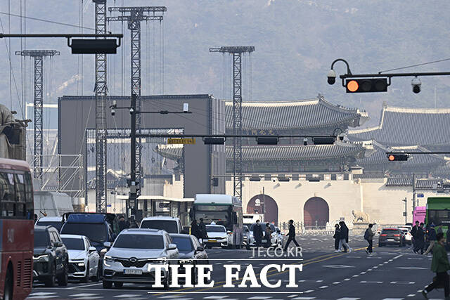 세종대왕상 뒤로 가설 무대와 경복궁의 모습이 보이고 있다.