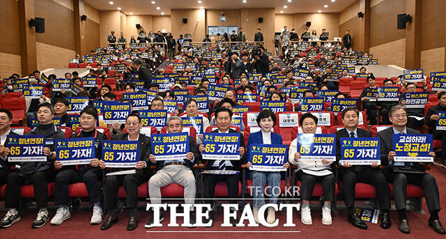 '임을 위한 행진곡' 제창하는 정청래 대표(가운데).