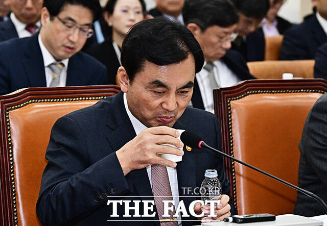 미국-이란 전쟁에 관련된 질의에 답변하는 안규백 국방부 장관.