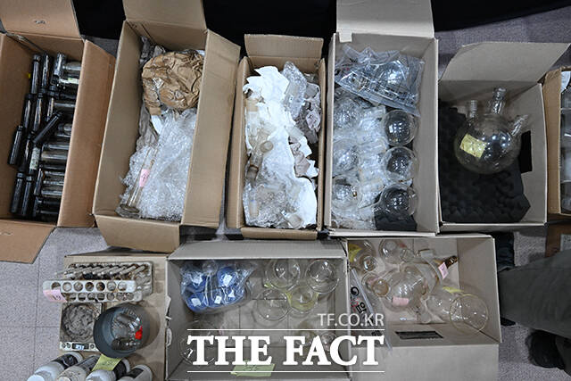 바닥에 놓인 마약 제조 물품들.