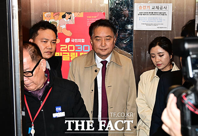 김영환 충북도지사가 17일 오전 서울 여의도 국민의힘 중앙당사에서 컷오프(공천 배제) 관련 입장을 밝히고 있다. /배정한 기자