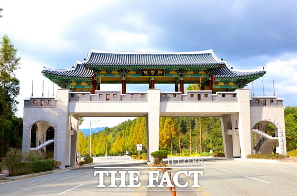 계룡시는 해빙기를 맞아 계룡문 등 관리시설물 3개소에 대한 안전점검을 실시했다. 사진은 계룡문 전경. /계룡시