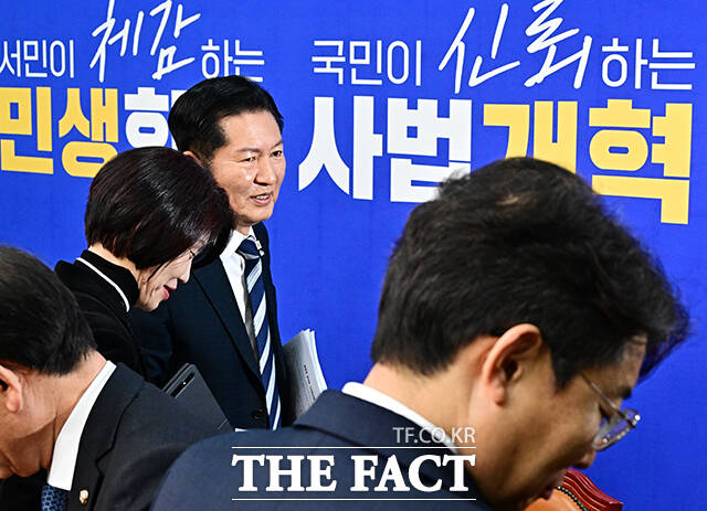 미소 짓는 정청래 더불어민주당 대표.